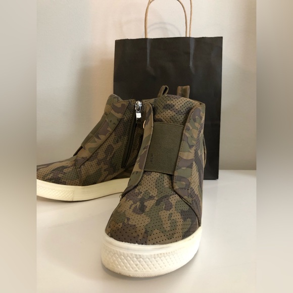 ❗️LAST CALL❗️CCOCCI ZOEY CAMO WEDGE BOOTIES - Picture 5 of 7